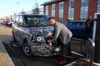 新型ロンドンタクシーのバッテリー容量は31kWh。満充電の状態から80マイルの距離を電気だけで走ることが出来る。