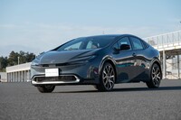 ボンネットとウインドスクリーンが一直線でつながるスタイリングが特徴的だ。空力性能では先代のほうが優れているというが、間違いなくカッコよくなった。