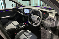 インテリアは、デザインと人間工学の2つの視点により、乗員に最適化されたスペースを創出。メーターパネルには11.9インチの「アウディバーチャルコックピット」を、センターには14.5インチの「MMIタッチディスプレイ」を、助手席前には10.9インチの「MMIフロントパッセンジャーディスプレイ」をそれぞれ配置する。