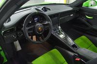 ボディーカラーとコーディネートされたグリーンとブラックのアルカンターラで仕立てられた「911 GT3 RS」のインテリア。エンジン回転計は9000rpmからレッドゾーンが始まり、1万rpmまで目盛りが刻まれている。