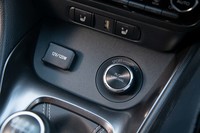 ドライブモードセレクターはシフトセレクターの前方にレイアウトされる。左にひねると「トラック」に、右にひねると「スポーツ」に変更され、中央を押すと「ノーマル」に戻る。