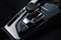 トランスミッションは「Sトロニック」と呼ばれる7段のデュアルクラッチ式AT。シフトレバー周辺の機能的かつスタイリッシュなデザインが目を引く。