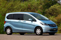 「モビリオ」と入れ替わるかたちで2008年に登場した初代「フリード」。先達とは趣を異にする、“流れ”を意識したデザインが特徴だった。