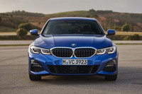 先代モデルに比べて、全長は85mm延長。全幅は16mm拡大された。伝統的な4灯ヘッドランプを持つフロントフェイスは「路面に集中するまなざし」を表現しているという。