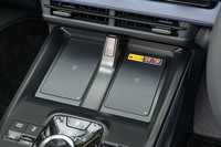 新形状のセンターコンソールには、携帯端末用のワイヤレスチャージャーが2基装備される。