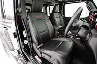 「ラングラー アンリミテッド ルビコン」の運転席。シートヒーターやステアリングヒーターなど、厳冬のドライブに役立つ装備も充実。