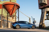 「ワンボウライン」と呼ばれるフォルムを描く「メルセデスAMG EQE53 4MATIC＋」のサイドビュー。4946mmの全長に対し、3120mmという長いホイールベースが確保されている。