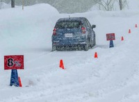 斜度8％の登坂路を行く「クロスクライメート」装着の「日産ノートe-POWER」。スタッドレスタイヤとは比較にならないものの、コース上を自由に運転することはできた。