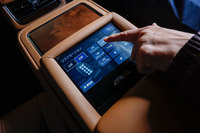 “エグゼクティブ”に標準で装備されるリアマルチオペレーションパネルでは、オーディオのほか、エアコン、シート機能、リラクゼーション機能、サンシェードやランプの操作が指先で直感的に行える。
	 