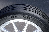 一部のサイズでは「REGNO」のロゴをつややかなブラックとする微細加工が施されている「GR-XII」。フラッグシップタイヤだけに、サイドウオールもこだわりを持ったデザインに仕上げられている。