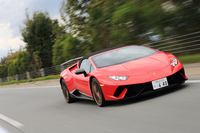 「ウラカン ペルフォルマンテ スパイダー」のパフォーマンスは、最高速325km/h、0-100km/h加速3.1秒、0-200km/h加速9.3秒と発表されている。