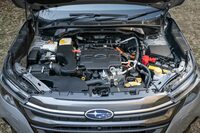 ストロングハイブリッドは2.5リッターエンジンと2基のモーターの組み合わせ。CVTおよび機械式4WDとの組み合わせで、WLTCモード燃費は18.4～18.8km/リッターだ。