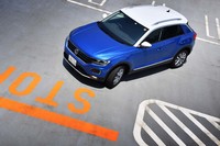 「Tロック」のガソリンエンジン車は、今回試乗した上級グレード（写真）のほかに、21万円安のベーシックグレードも選べる。