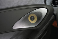 日本仕様にはB&W（バウアーズ＆ウィルキンス）の12スピーカーシステムが標準で装着されている。