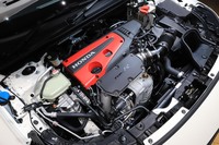 新型「シビック タイプR」に搭載される2リッター直4ターボエンジン。詳細なスペックは明らかになっていないものの、ホンダは「高応答小型ターボの進化により、高出力・高レスポンスをさらに磨き上げた」と説明している。