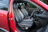 「アリュール」のシート表皮はファブリックとテップレザー（合皮）の組み合わせ。どちらかといえば座面は硬め。