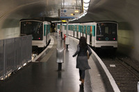 3号線の支線である3bisは、パリ地下鉄にもかかわらずわずか3両編成で、4駅の間を往復する。