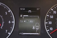 メーター中央の多目的ディスプレイ。燃料残量モードでは、上にガソリンが、下にLPGが表示される。