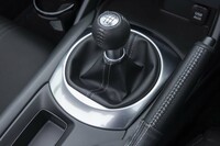 「990S」は6段MTモデルのみという潔い設定。操作感が心地よく、クラッチのつながりも分かりやすいので、マニュアル車は久しぶりという人にも薦められる。