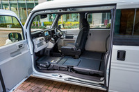 助手席側のBピラーをフロントドアと一体化したおかげで、車体の左側にはご覧のとおりの大開口部が広がる。ここでは助手席も格納した。