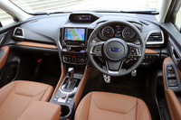 「e-BOXER」を搭載した「アドバンス」のインストゥルメントパネルまわり。3グレードが用意される2.5リッターガソリン車に対し、e-BOXER搭載車はドライバーモニタリングシステムなどの先進装備を備えた同グレードのみとなっている。