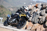 フレームやエンジンの軽量コンパクト化、ガソリンタンクの搭載位置変更などにより、従来モデルより操作性が大きく向上している。