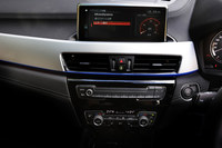 センターモニターのサイズは8.8インチ。天地方向の高さが抑えられ、フロントウィンドウ前方の視界が確保されている。写真のように、パワーメーターを表示することもできる。