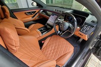 新型「Sクラス」のインテリアにおいては、「デジタルとアナログの調和」がテーマになっているという。運転席と助手席の間に、センターコンソールとシームレスにつながった12.8インチ有機ELメディアディスプレイを配置。スイッチ類の少ないシンプルなインストゥルメントパネルデザインも未来的である。