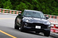 前後の重量配分は54：46。大柄な車格であるにもかかわらず、ドライバーとの一体感のある走りが楽しめる。なお4WDシステムの前後トルク配分は、標準で47：53。