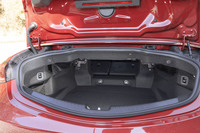 後席の背もたれを倒してセンタースルーが可能。リリースレバーは荷室の両サイドに備わっている。