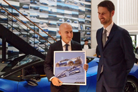 発表会には、ジョルジョ・スタラーチェ駐日イタリア大使（写真中央）も出席。「今回“イタリア製の芸術作品”たるクルマを発表できることを、うれしく思っています」などとあいさつを述べた。手にしているのは、ランボルギーニから贈られた「ウラカン ペルフォルマンテ スパイダー」のデザイン画。