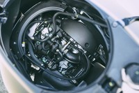 シート下のバスケットは簡単に取り外せる。その下にあるエンジンにも容易にアクセスできる。