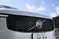 ボルボの新世代フル電動モデル「EX90」に通じるテイストでリニューアルされたフロントフェイス。斜線を重ね合わせた意匠のグリルや、「マトリックスデザインLED」を用いてスリムになったヘッドランプ、新形状のバンパーなどが目を引く。