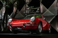 奥の中庭には、同様のパターンをバックに1967年「911Lクーペ」がディスプレイされていた。