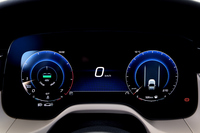 タコメーター中央部の緑色の部分が「eBooster」の作動状況を示している。アクセルを踏み込むとまずeBoosterが立ち上がり、その後にエンジン回転が上がっていく（受け渡しポイントはドライブモードで変わる）。