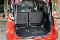 3列目シートの格納は、折りたたんだうえで2列目の下にしまうダイブイン式。やや手数は多いが、ご覧のとおりすっきりとした荷室空間を得ることができる。