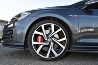 タイヤサイズはノーマルの「GTI」から1インチアップの225/35R19。テスト車のタイヤ銘柄は「ピレリPゼロ」だった。