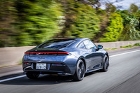 ソフトな乗り心地を求めるならドライビングモードは「COMFORT」を選択したいが、ノーマルモードに相当する「GT」でも十分に穏やかである。「SPORT」モードは明らかにレスポンスがよくなり、豪快なエンジン音とともに強力な加速が始まる。さらにホットな走りを味わうために「S＋シフト」も用意されている。