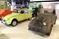 同じく2018年2月のレトロモビルで。「シトロエン2CV」の市販型誕生から70周年をアピールした。