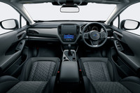 上級グレードより40万7000円も安い「ツーリング」。その状態でも機能・装備はそこそこ充実しているが、内装に関してはご覧のとおりの素っ気なさだ。