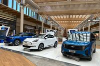 2025年6月、アレーゼのショッピングモールにて筆者撮影。地元フォード販売店の臨時展示。写真向かって左から「エクスプローラー」「プーマ」そして「トルネオ クーリエ」。