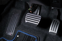 「ノートe-POWER NISMO」では、標準車と同じくアクセルペダルのみで加速・減速が可能となっている。写真は同車のアルミ製アクセル／ブレーキペダルとフットレスト。