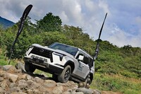 シャシーまわりの仕様は、基本的に「ランドクルーザー“300”GRスポーツ」に準拠。ただし操舵機構については、油圧アシスト機構を持たない電動パワーステアリングとなっている。