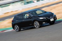 標準車では96セルユニットバッテリーを2並列（192セル）で搭載するが、「リーフe＋」ではこれを3並列化して288セルを搭載。容量アップによる航続距離延長だけでなく、電流量アップによるパワーアップも実現している。