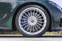 足元にはアルピナ車ではおなじみの20スポーククラシックホイールを装備。専用開発のタイヤは「ALP」マーク入りの「ピレリPゼロ」。