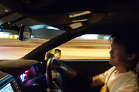 永福ランプから首都高に乗り入れる。スピーカーからエンジンや排気サウンドが流れ、その音が非常に自然なので、まったくもって「GT-R」のままに感じる。