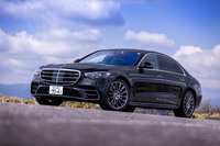 8年ぶりのフルモデルチェンジとなった「メルセデス・ベンツSクラス」。本国では2020年9月2日に発表され、2021年1月28日に日本導入がアナウンスされた。今回の試乗車は、ラインナップのトップモデルとなる「S500 4MATICロング」で、車両本体価格は1724万円。