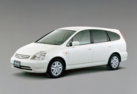 2000年「ホンダ・ストリーム」。5ナンバーサイズで3列シート7人乗りのロールーフミニバン。市場の間隙（かんげき）を突いた企画でヒットし、「シビック」と共に日本カー・オブ・ザ・イヤーに輝いた。