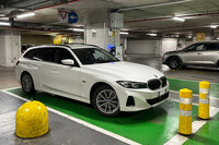 「BMW 3シリーズ ツーリング」のPHEV（イタリア）。2023年8月28日。