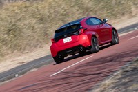 ボンネットとドア、さらにテールゲートはアルミ製。こちらも全グレードで共通の仕様となっている。